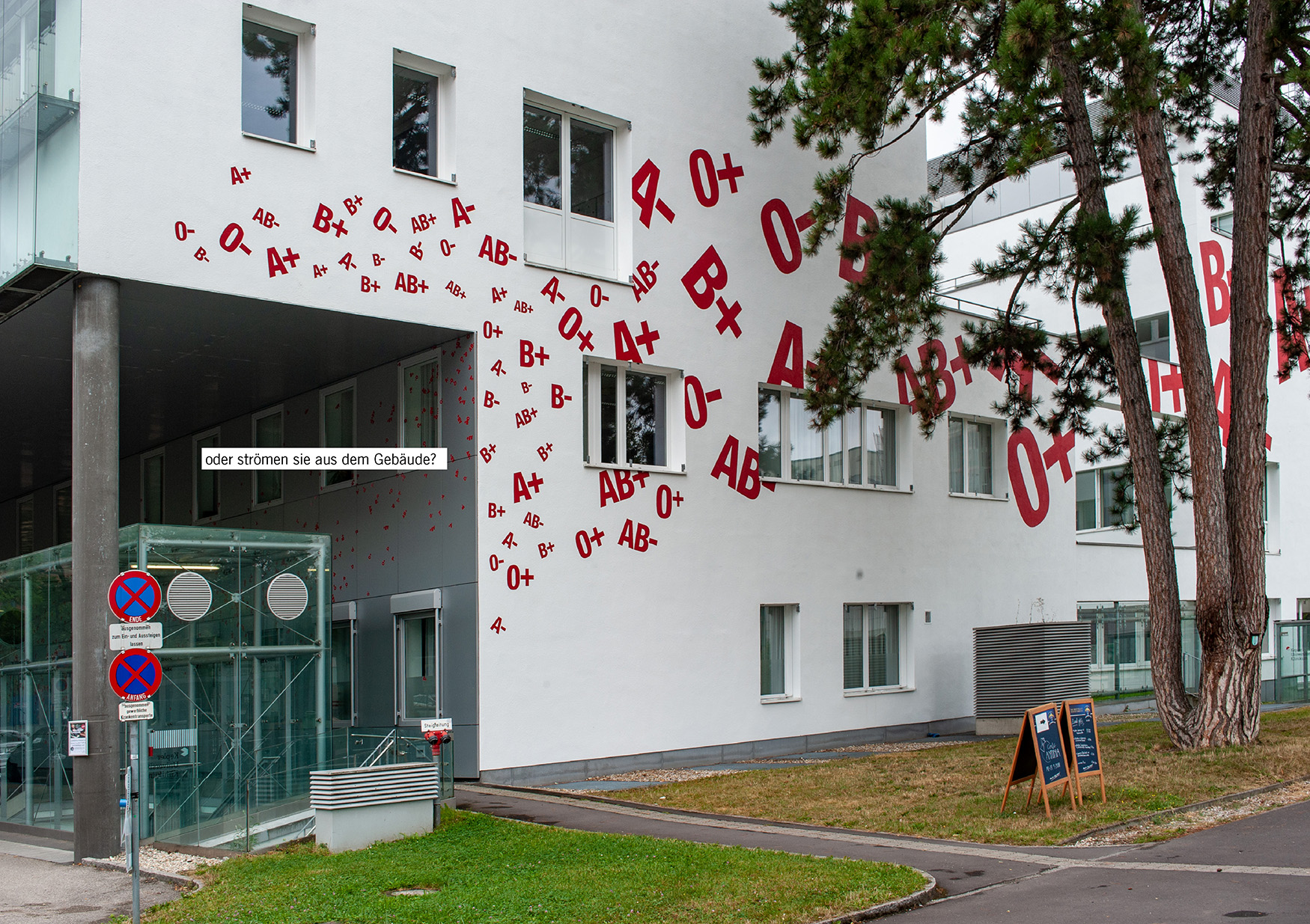 oder strömen sie aus dem Gebäude?